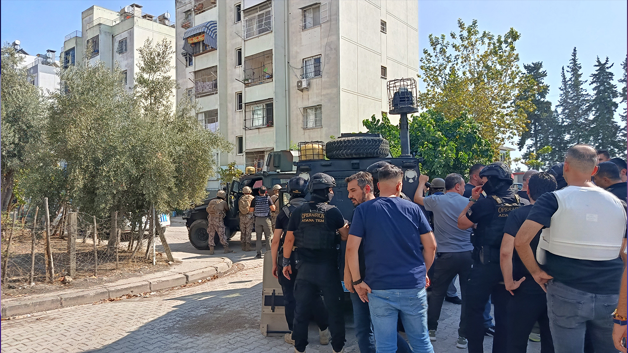 Adana’da hareketli anlar! El bombası ile polise direndi 