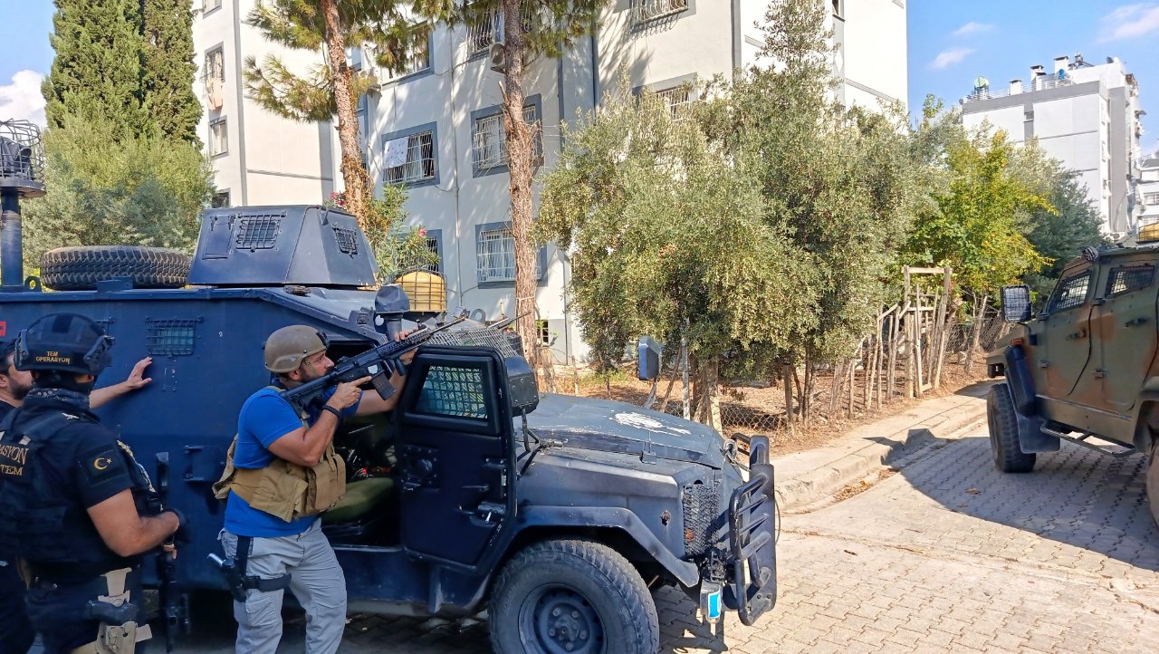Adana’da hareketli anlar! El bombası ile polise direndi