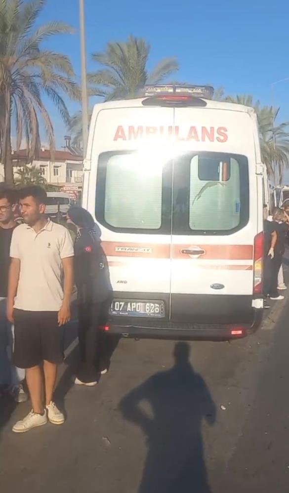 Antalya'da can pazarı! Turist minibüsü zincirleme kazaya karıştı, çok sayıda yaralı var