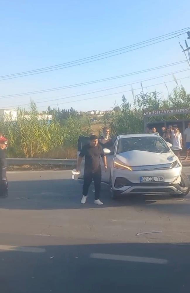 Antalya'da can pazarı! Turist minibüsü zincirleme kazaya karıştı, çok sayıda yaralı var