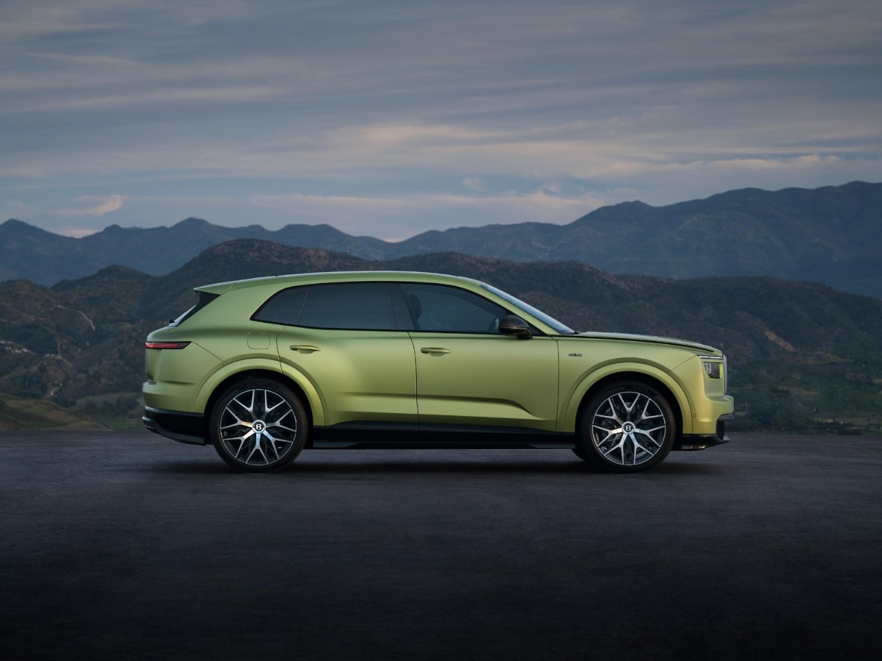 Bentley ilk elektrikli otomobilini tanıttı! İşte 876 beygirlik Torcal