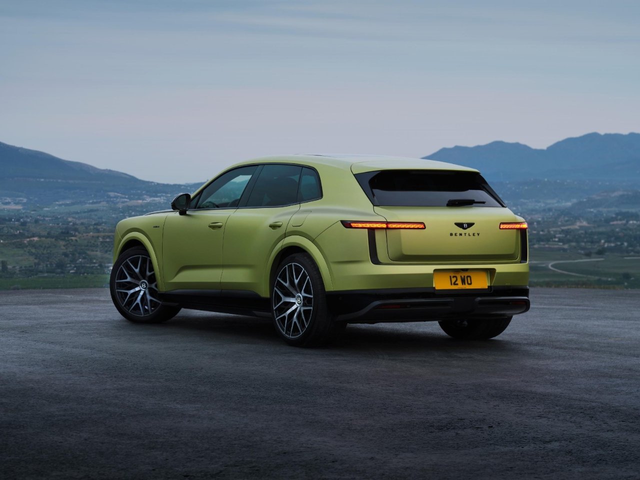 Bentley ilk elektrikli otomobilini tanıttı! İşte 876 beygirlik Torcal