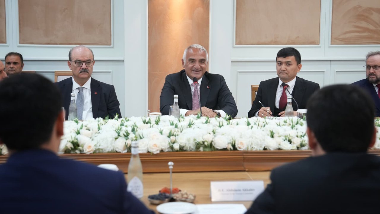 Dikkat çeken İmam Mâtürîdî programı! Bakan Ersoy bağımsızlığının 35. yıl dönümünde Özbekistanda