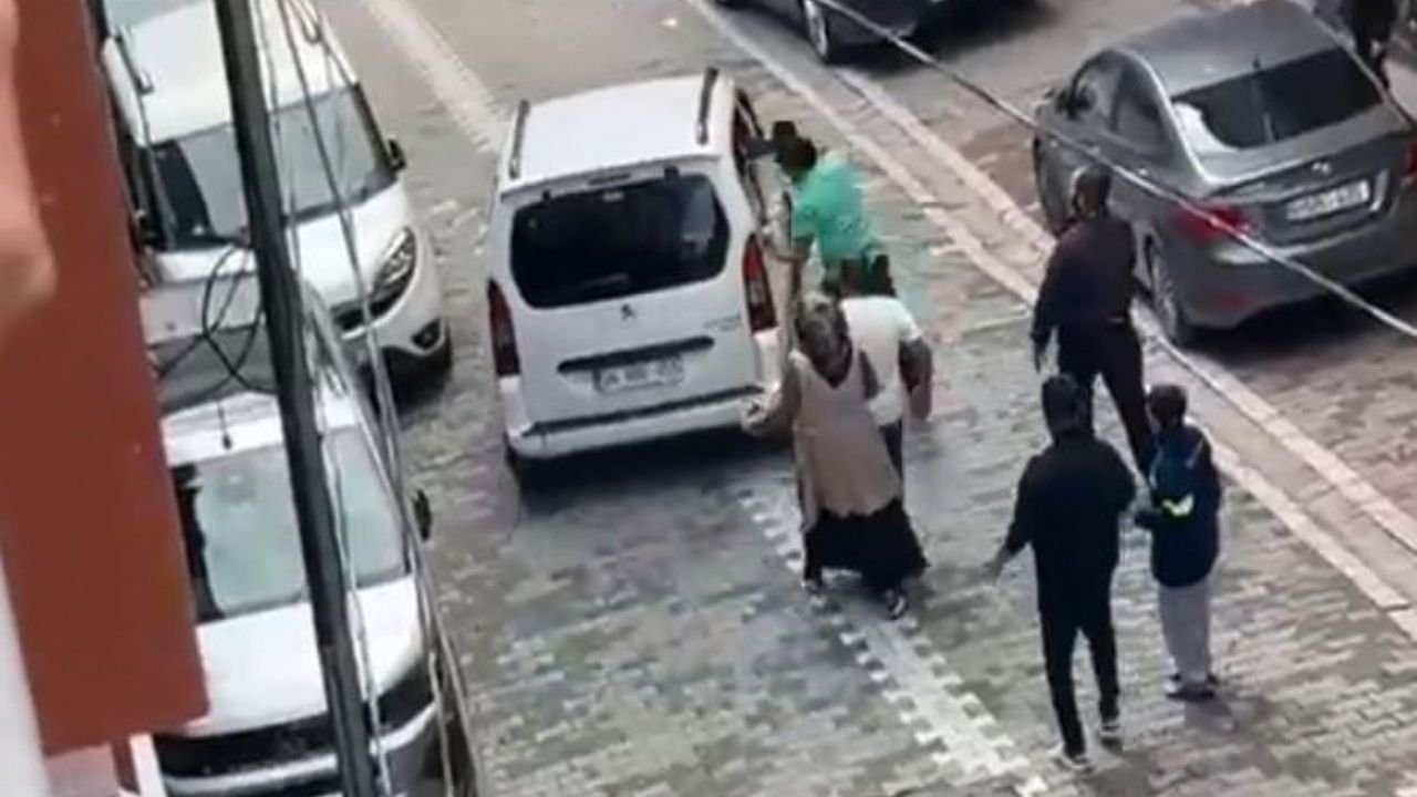 Esenyurt'ta eski eşinin evinin önünde olay çıkaran adama tekme tokat saldırı