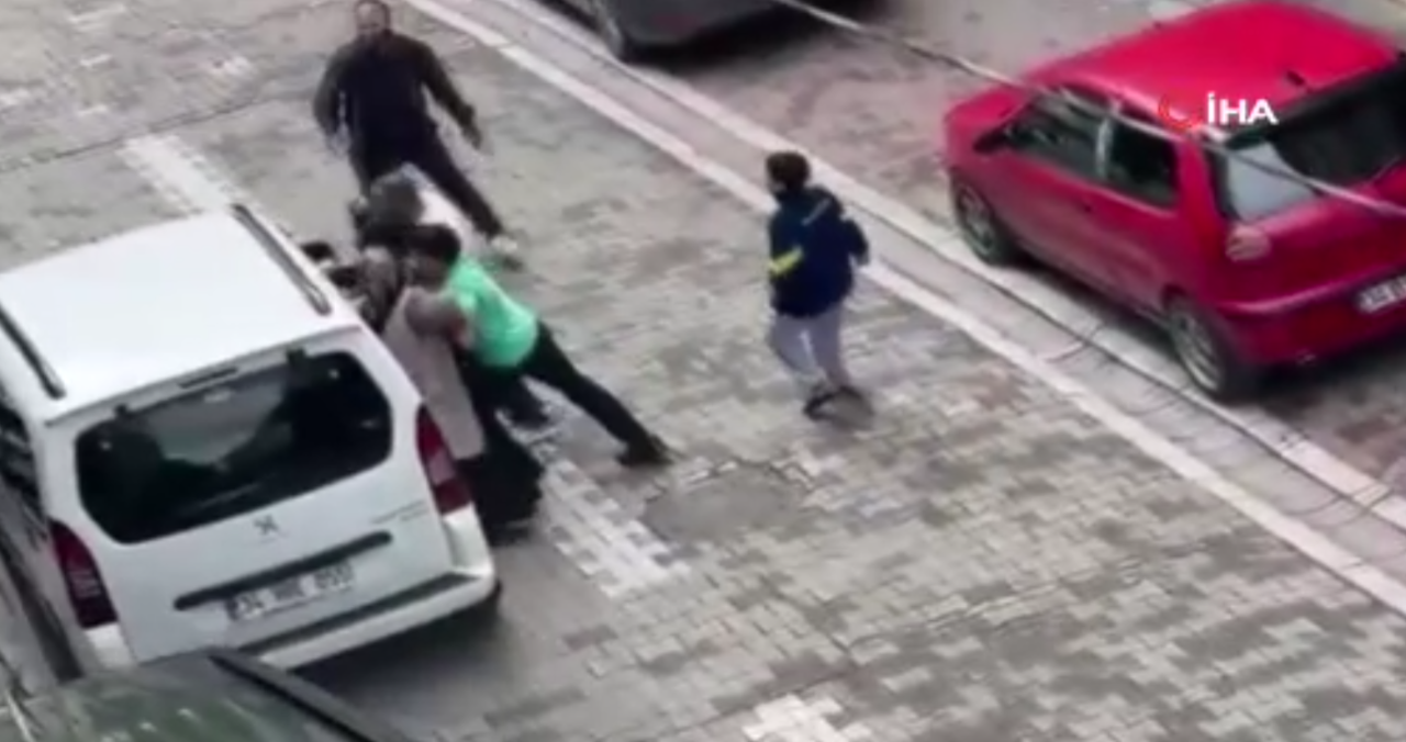 Esenyurtta eski eşinin evinin önünde olay çıkaran adama tekme tokat saldırı