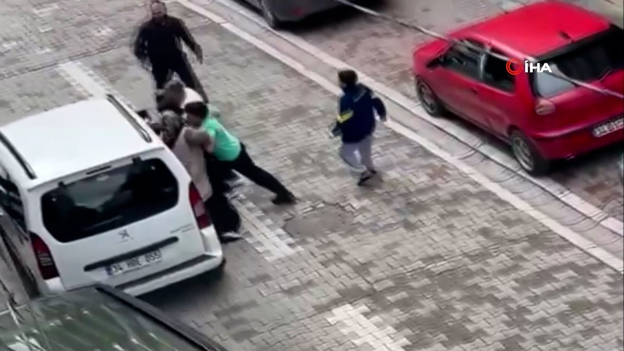 Eski koca sokağı birbirine kattı! Kadının yakınları tekme tokat böyle kovaladı