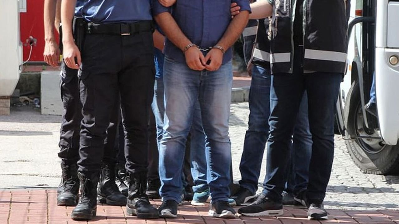 İzmir'de aranan şahıslara şafak operasyonu: Çok sayıda gözaltı var