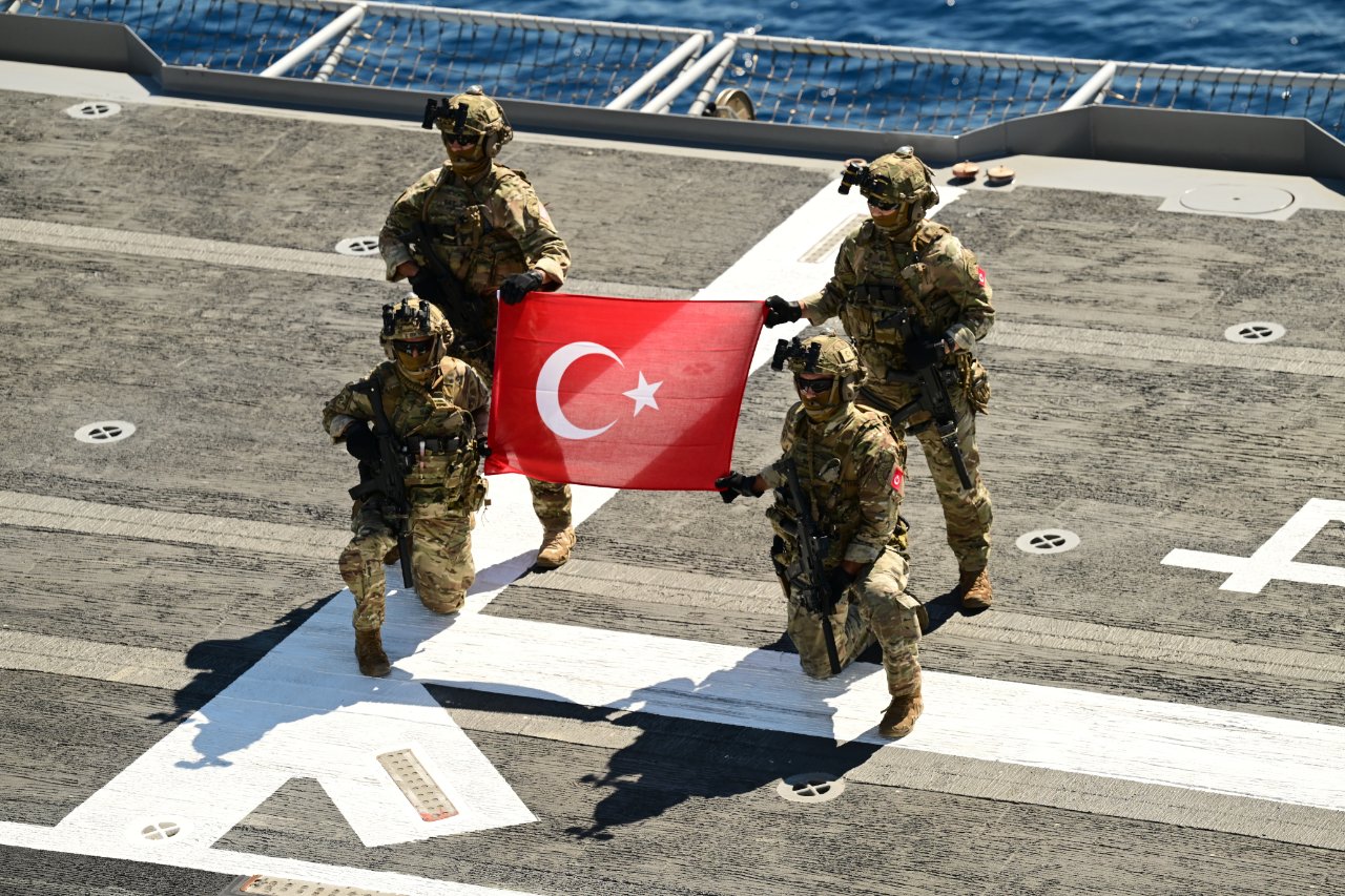 Mavi Vatan’da nefes kesen tatbikat! DİHA ilk kez TCG Anadolu’dan havalandı