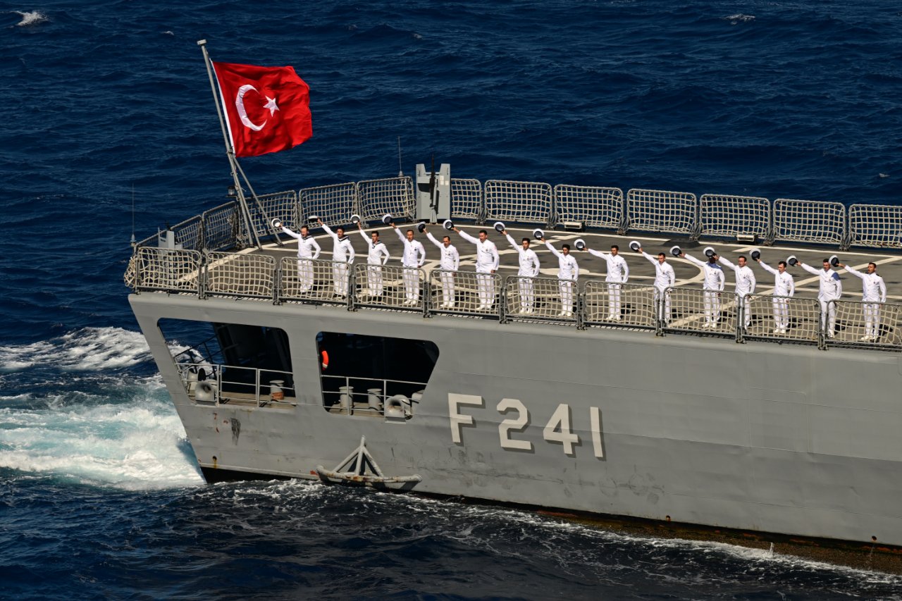 Mavi Vatan’da nefes kesen tatbikat! DİHA ilk kez TCG Anadolu’dan havalandı