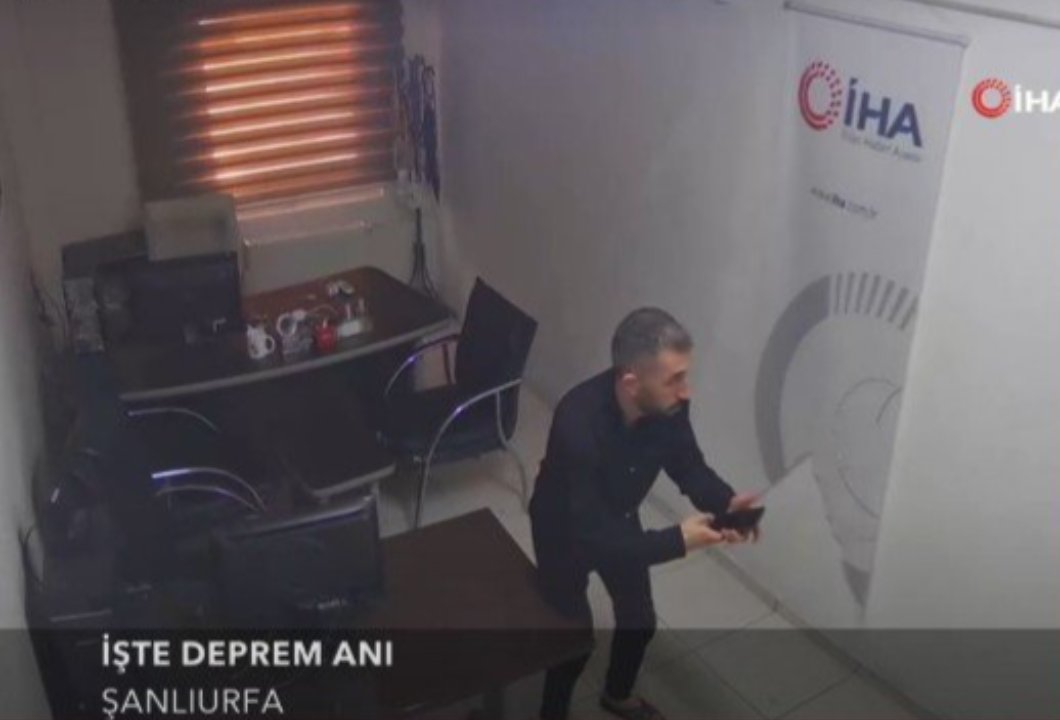 Şanlıurfa sallandı, vatandaşlar panikle kaçıştı! Deprem anı kamerada