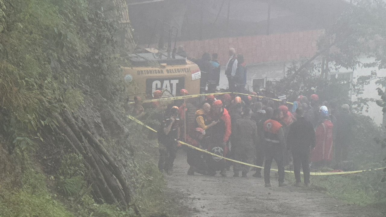 Trabzon’da heyelan! Bir kişi toprak altında kaldı