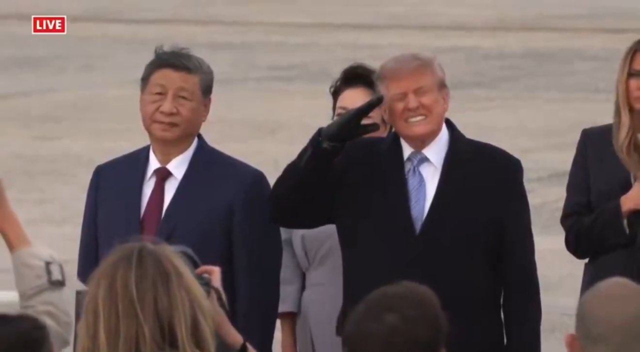 Trump-Xi zirvesine  çok konuşulacak anlar! Savaş uçakları geçince olanlar oldu