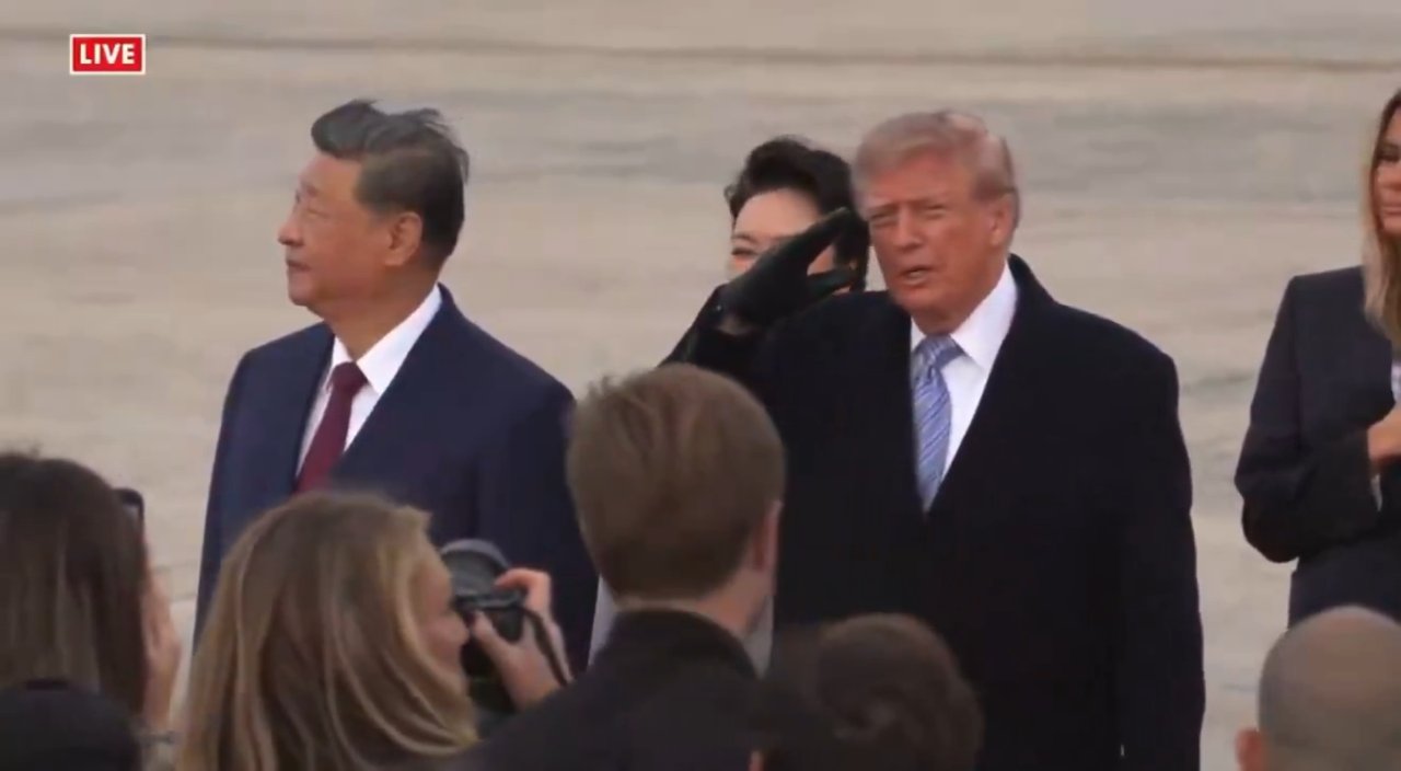 Trump-Xi zirvesine  çok konuşulacak anlar! Savaş uçakları geçince olanlar oldu