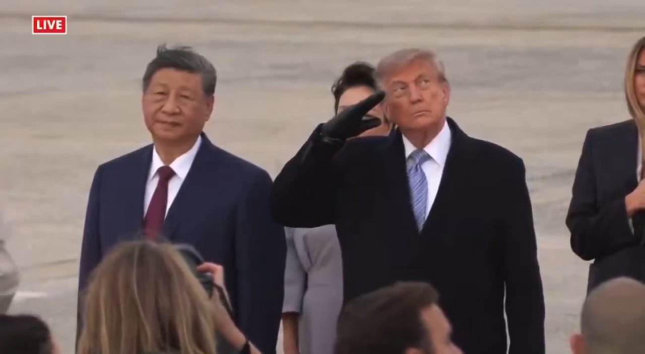 Trump-Xi zirvesine  çok konuşulacak anlar! Savaş uçakları geçince olanlar oldu