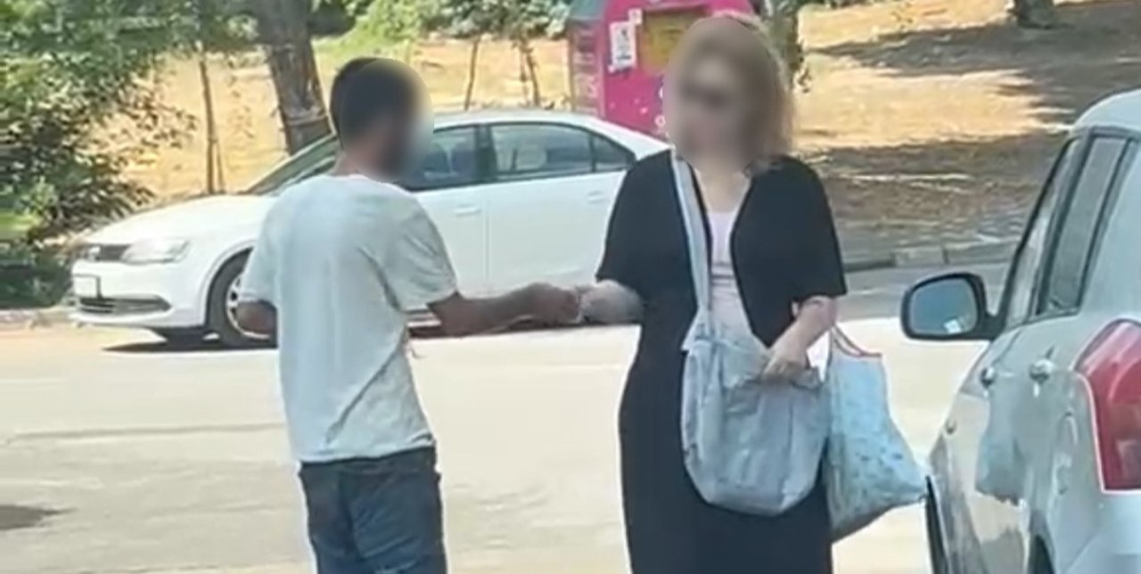 Adana'da pes dedirten görüntüler! Sokak ortasında uçucu madde çekip kadının yolunu kesti