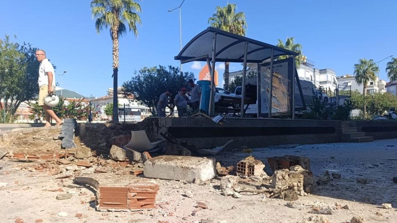 Alanya’da feci kaza! Otomobil genç kıza çarpıp durağa daldı, yaralılar var