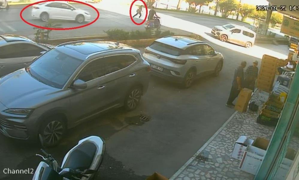 Alanya’da feci kaza! Otomobil genç kıza çarpıp durağa daldı, yaralılar var