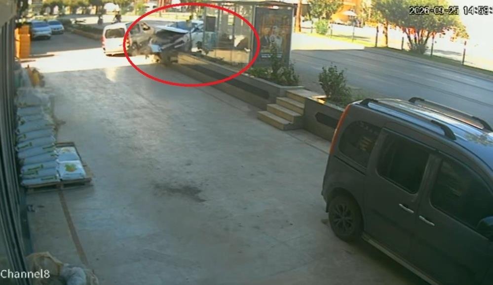 Alanya’da feci kaza! Otomobil genç kıza çarpıp durağa daldı, yaralılar var