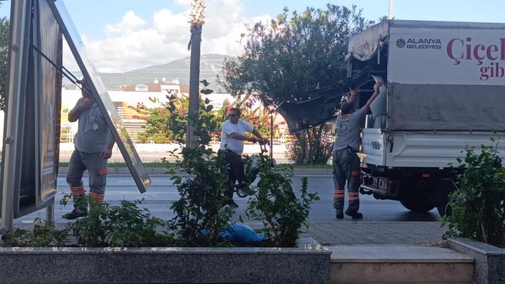 Alanya’da feci kaza! Otomobil genç kıza çarpıp durağa daldı, yaralılar var