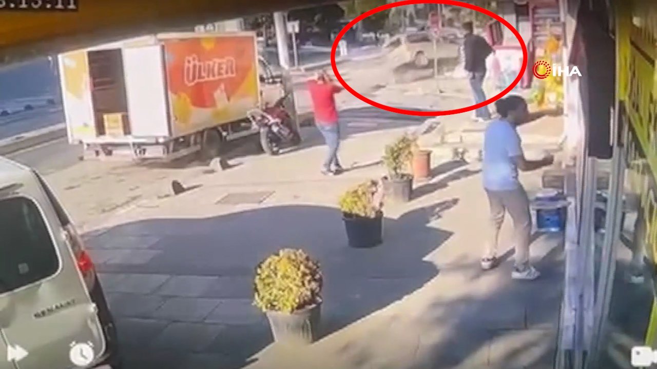 Arnavutköy'de yürekleri ağza getiren çarpışma! Servis aracıyla kaza yapıp kaldırıma böyle uçtu