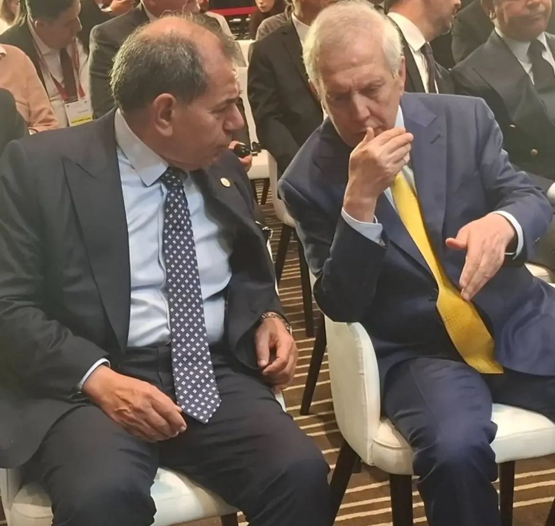 Dursun Özbek ile Aziz Yıldırım, İspanya Süper Kupa lansmanında sohbet etti.