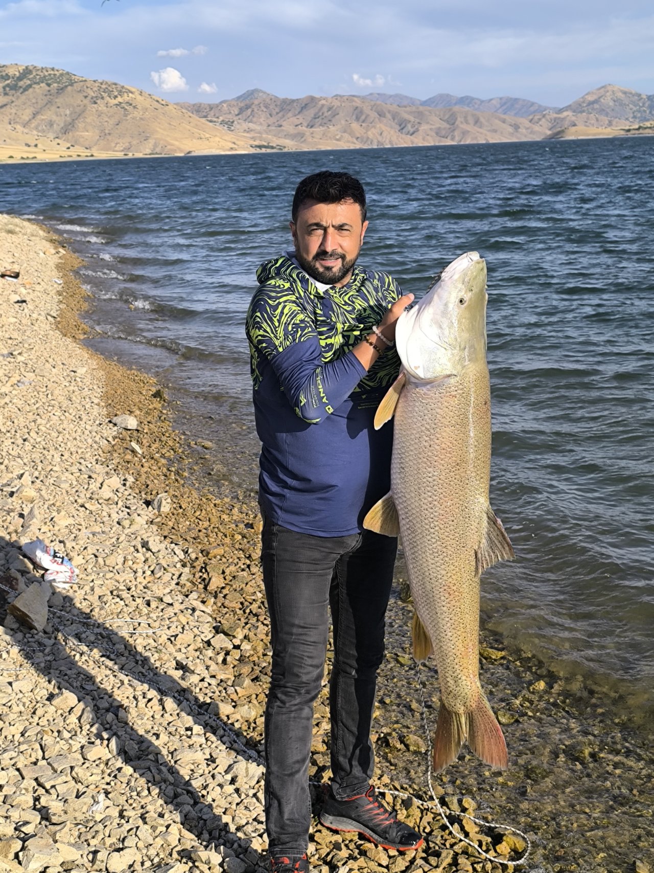 Baraj gölünde 30 kiloluk turna balığı yakaladı