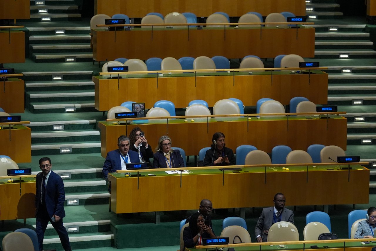 BM kürsüsünden liderlere suikast tehdidi! Netanyahu'nun elindeki cihaz dikkat çekti