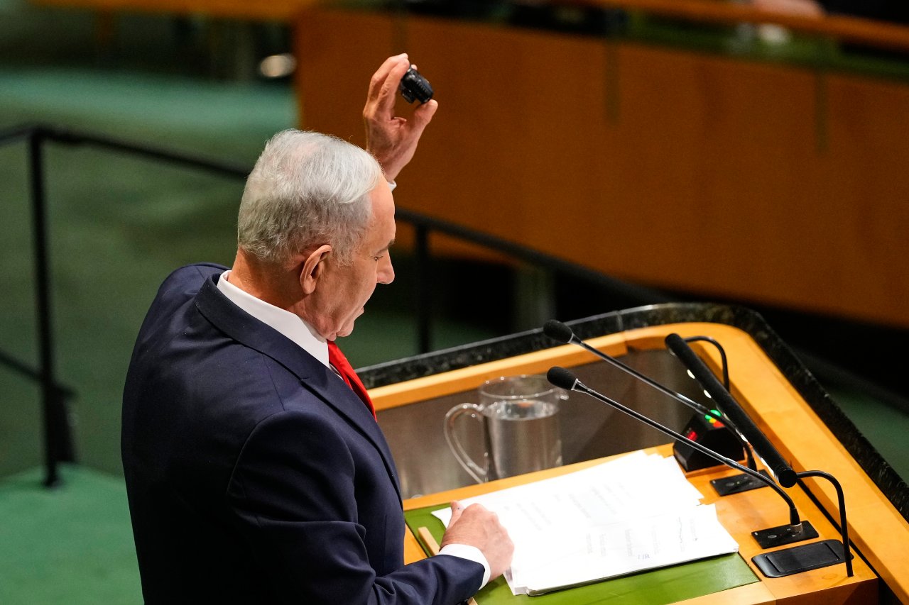 BM kürsüsünden liderlere suikast tehdidi! Netanyahu'nun elindeki cihaz dikkat çekti