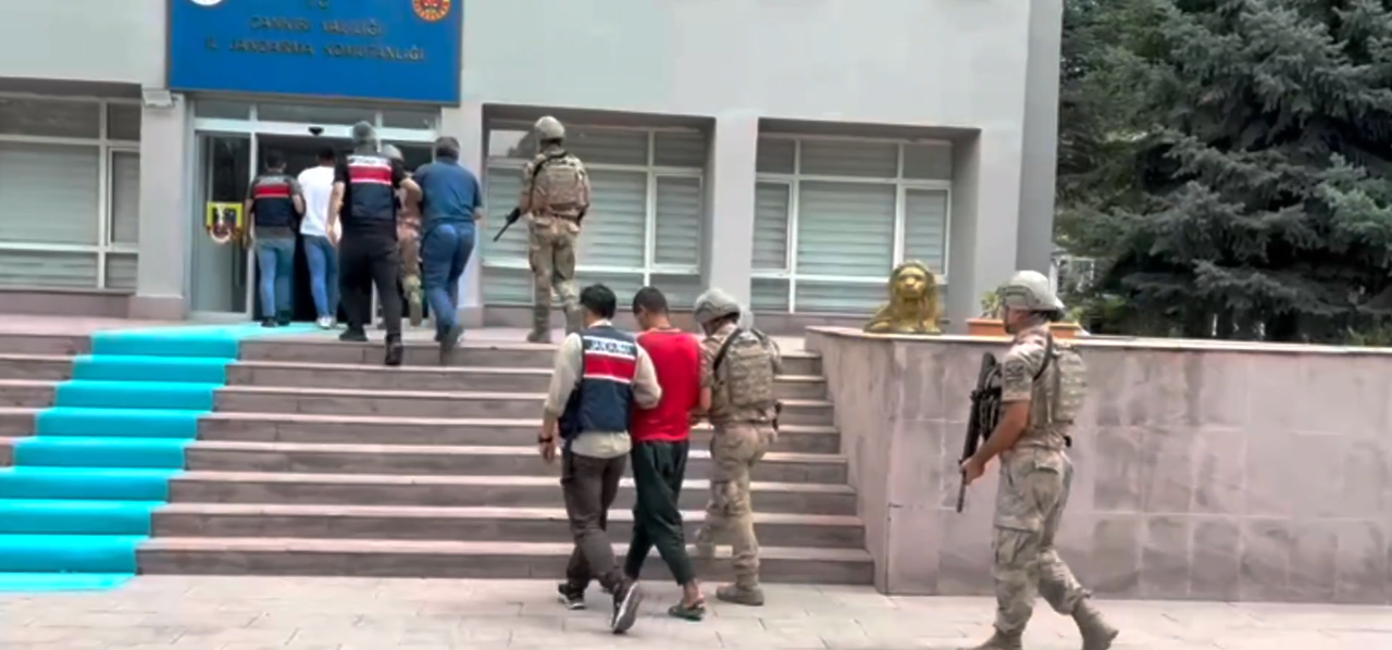 DEAŞ’a 28 ilde operasyon: 83 şüpheli yakalandı