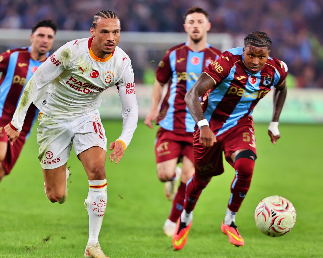 Galatasaray, Süper Lig'de 13 puanla ikinci sırada yer alıyor.