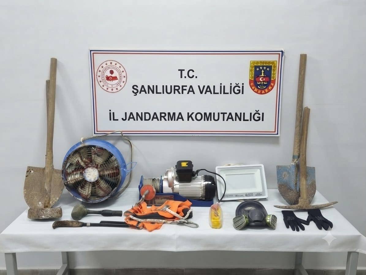 Evin içinde 25 metrelik kazı yapmışlar! Definecilere suçüstü