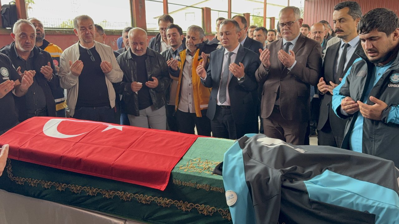 Genç hemşire için yürek yakan tören! Cenazeye tekerlekli sandalyeyle geldi