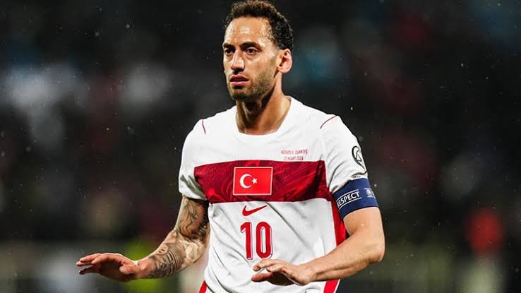 Hakan Çalhanoğlu neden yok, sakat mı, milli maçta oynamayacak mı? Türkiye-Fransa maç kadrosu!