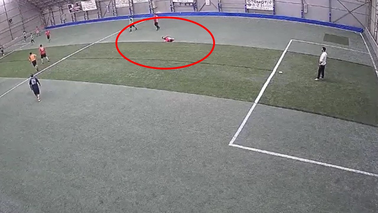 Halı sahada kahreden ölüm! Yere yığıldı, oracıkta can verdi
