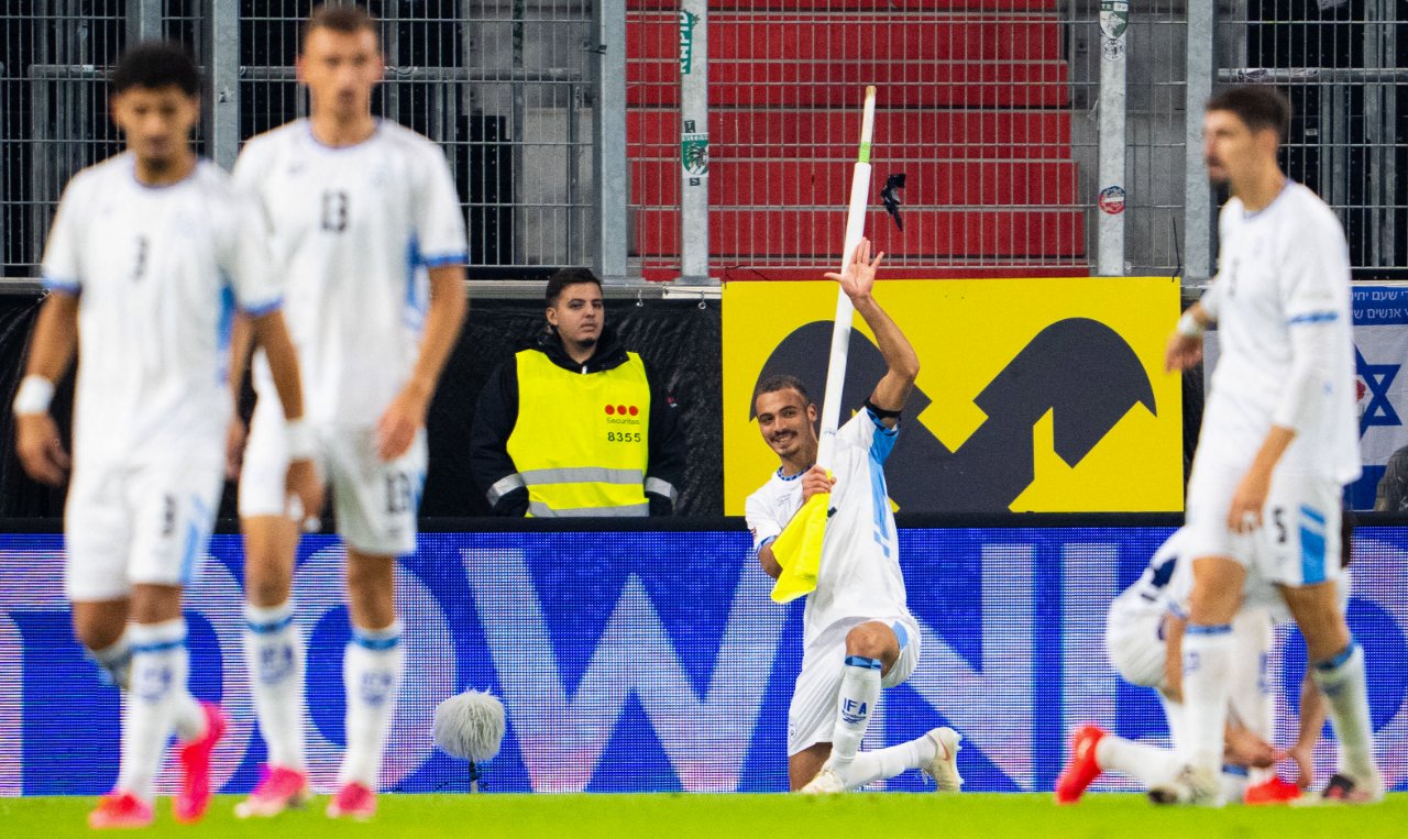 Saied Abu Farchi, gol sonrası korner direğini yerinden söktü.