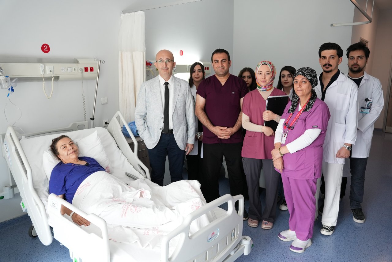 Karnını tamamen doldurmuş! Ağrıyla gitti, 15 kiloluk kitle çıkarıldı