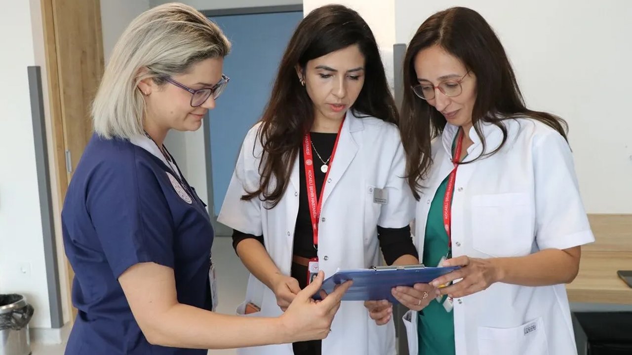 Küçük çocuğun midesinden ve boğazından parça parça mıknatıslı top çıkarıldı