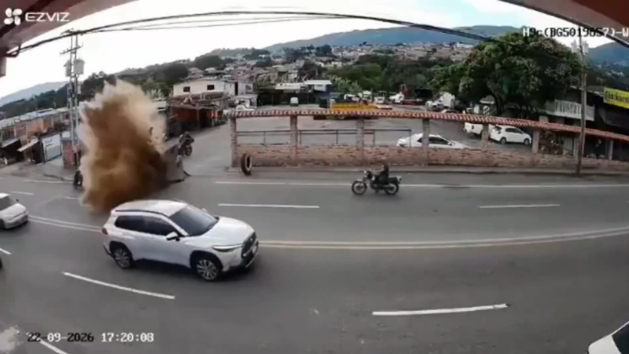 Ülkede korkutan patlama! Cadde göle döndü, motosikletli saniyelerle kurtuldu