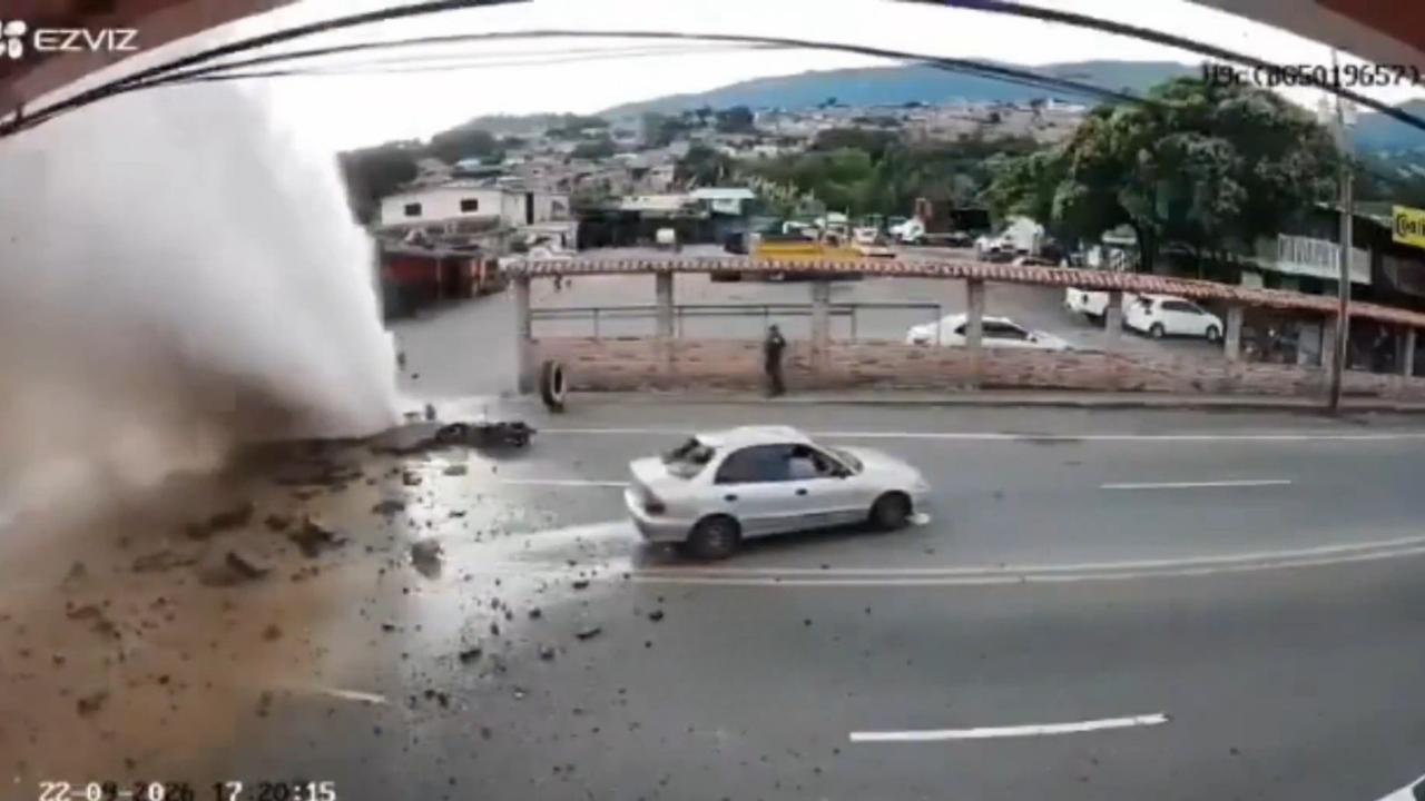 Ülkede korkutan patlama! Cadde göle döndü, motosikletli saniyelerle kurtuldu