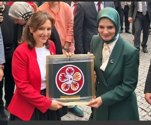 152 yıllık makineyle işlendi! Bakan Göktaş’a anlamlı hediye