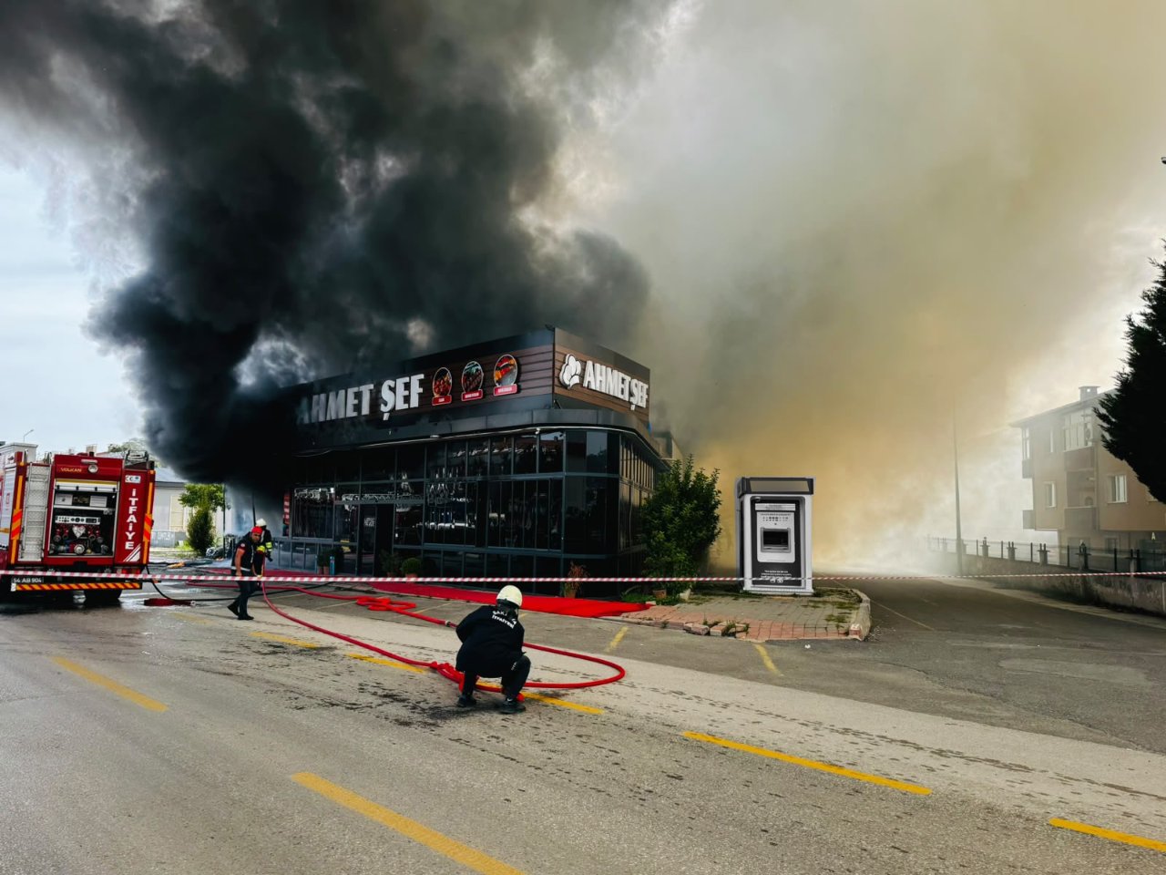 Alevler restoranı sardı! Geriye küle dönmüş enkaz kaldı