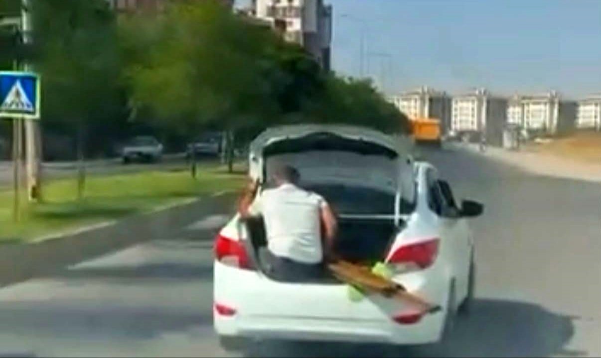 Biri bagajın içinde diğeri üzerinde... Trafikte korku dolu anlar