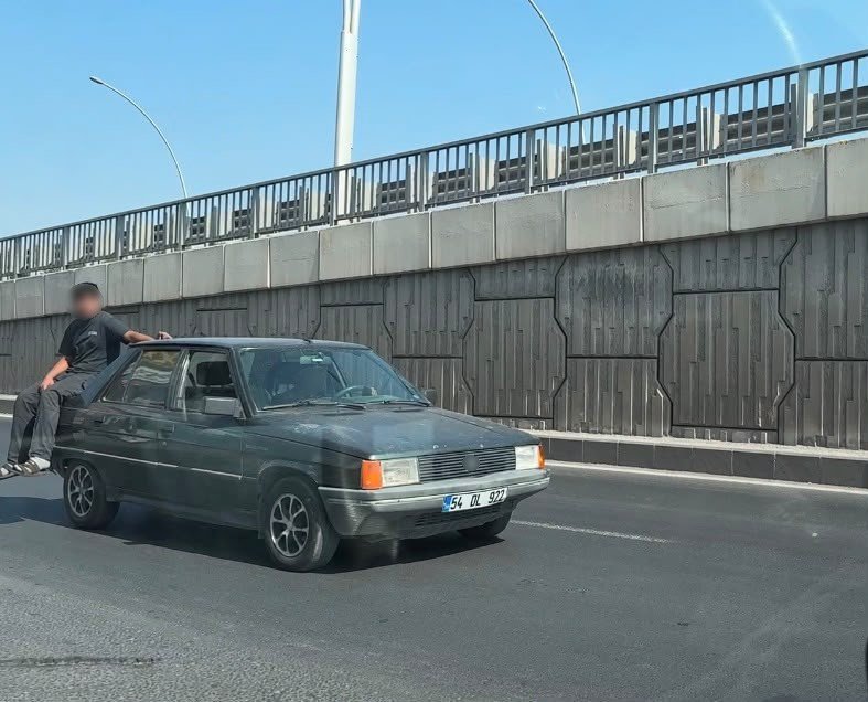 Biri bagajın içinde diğeri üzerinde... Trafikte korku dolu anlar