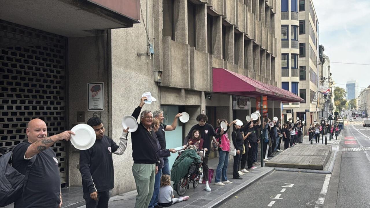 Boş tabaklarla sokaklara çıktılar! Avrupa'nın kalbinde dikkat çeken eylem