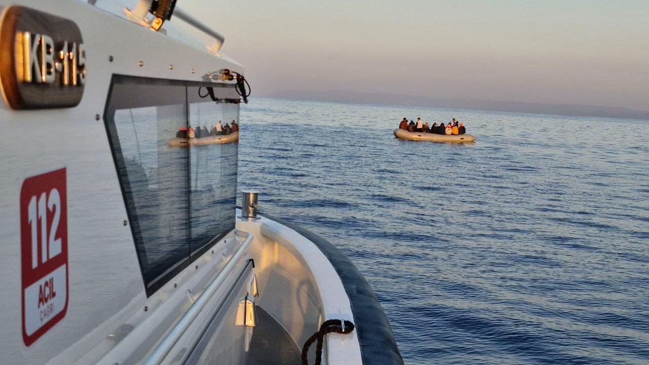 Çanakkale'de botları arızalanan 14 kaçak göçmen kurtarıldı