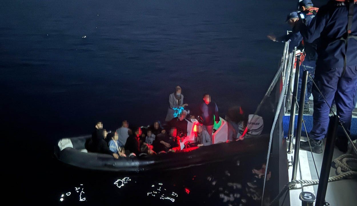 Çanakkale'de botları arızalanan 14 kaçak göçmen kurtarıldı