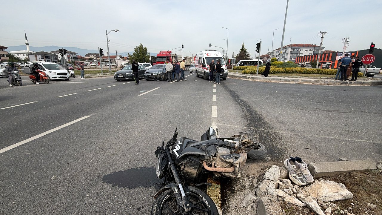 Düzce'de motosiklet ile otomobil çarpıştı! 2'si ağır 3 yaralı