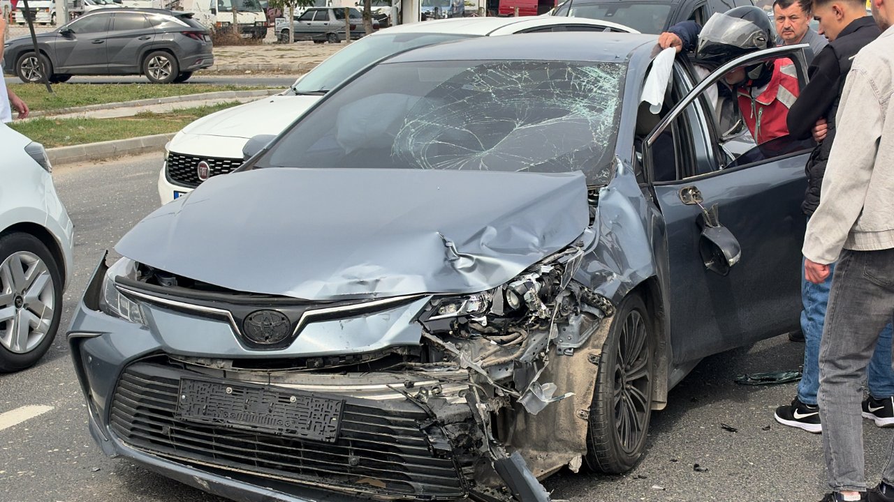 Düzcede motosiklet ile otomobil çarpıştı! 2si ağır 3 yaralı