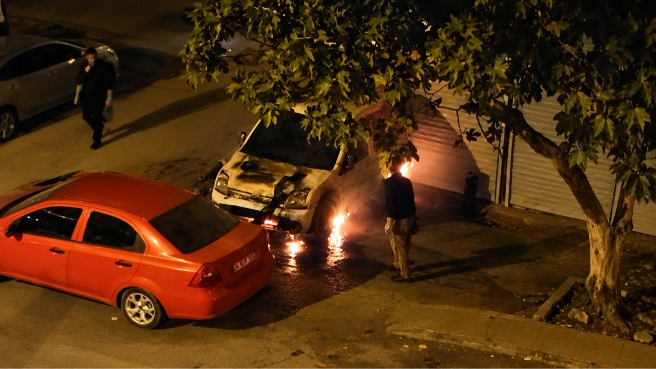 Esenyurt'ta haraç vermeyen oto galeri kundaklandı