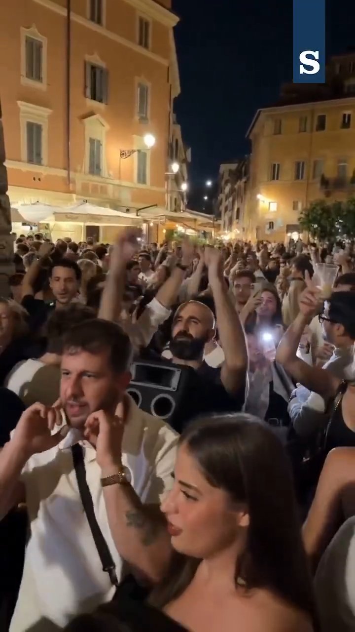 Macaristan Başbakanının Roma turu olay oldu! Sokak ortasında dans etti